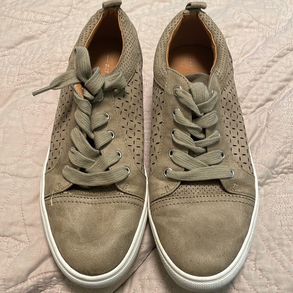 Report collection  sneakers great for Spring! - Picture 2 of 4